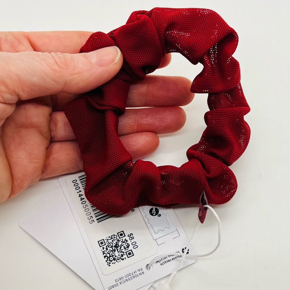 NWT lululemon Uplifting Scrunchie Chouchou Uplifting “CALI” (maroon/wine color)